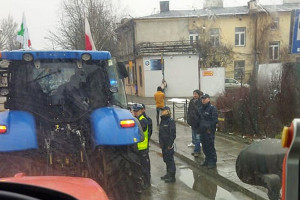 Policja utrudnia rozpoczęcie protestu pod prokuraturą w Piotrkowie Trybunalskim