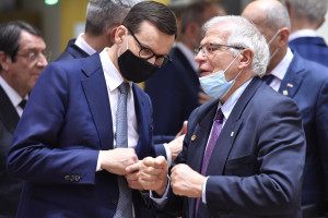 Premier Morawiecki: Skłaniam KE do tego, aby otrzymać zgodę na obniżenie VAT-u na paliwo