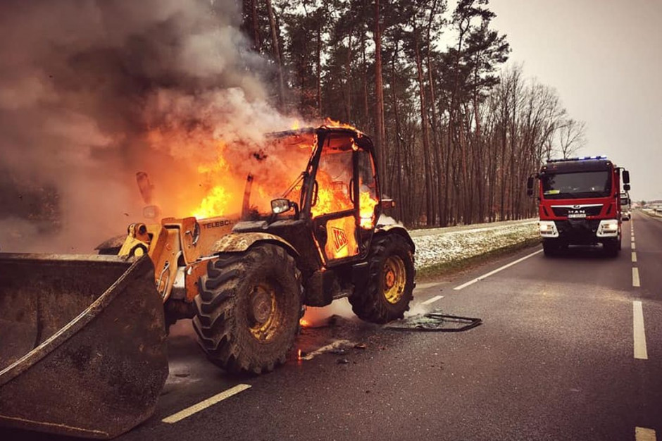 Płomienie błyskawicznie ogarnęły cały pojazd, Foto: PSP Przeworsk