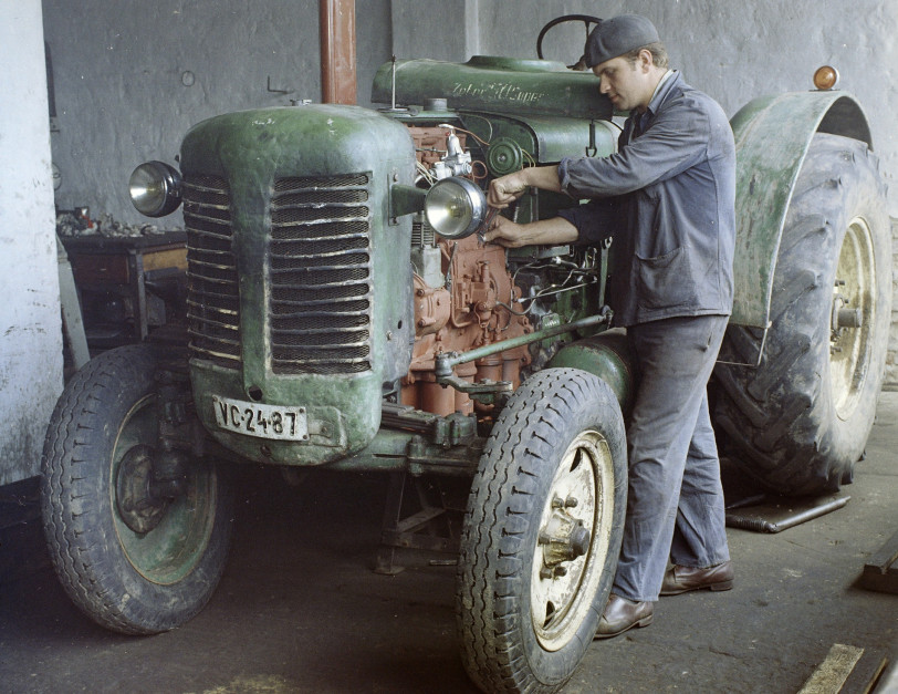 Zetor 50 Super podczas prac serwisowych w 1971 roku na Węgrzech. fot. Fortepan / FŐFOTÓ