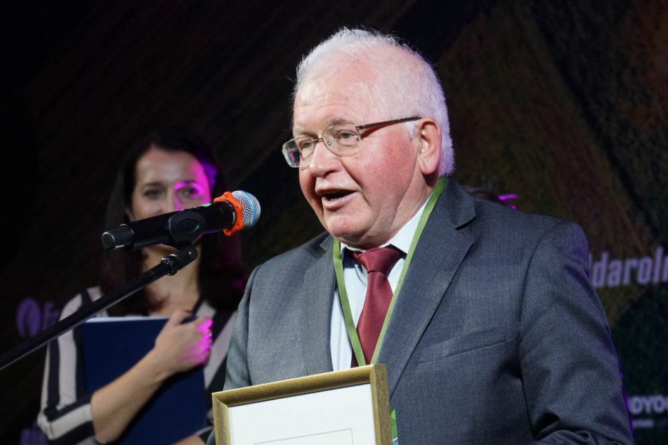 Podczas uroczystej gali wręczenia nagród w konkursie na Innowacyjny Produkt Rolniczy 2021, redakcja Farmera podziękowała  prof. Markowi Mrówczyńskiemu za wieloletnią owocną współpracę. Fot. PTWP