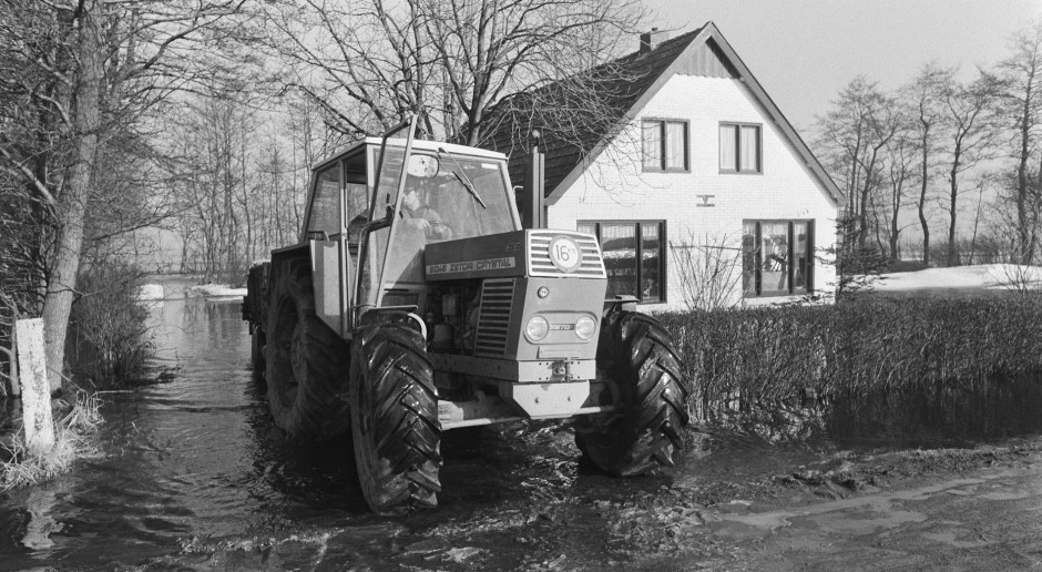 Zetor serii Crystal spotkany podczas powodzi w Holandii pod koniec lat 70. fot. Nationaal Archief / Anefo