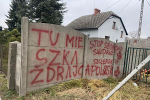 Małopolskie: Policja szuka autora napisów na posesji poseł KO Doroty Niedzieli