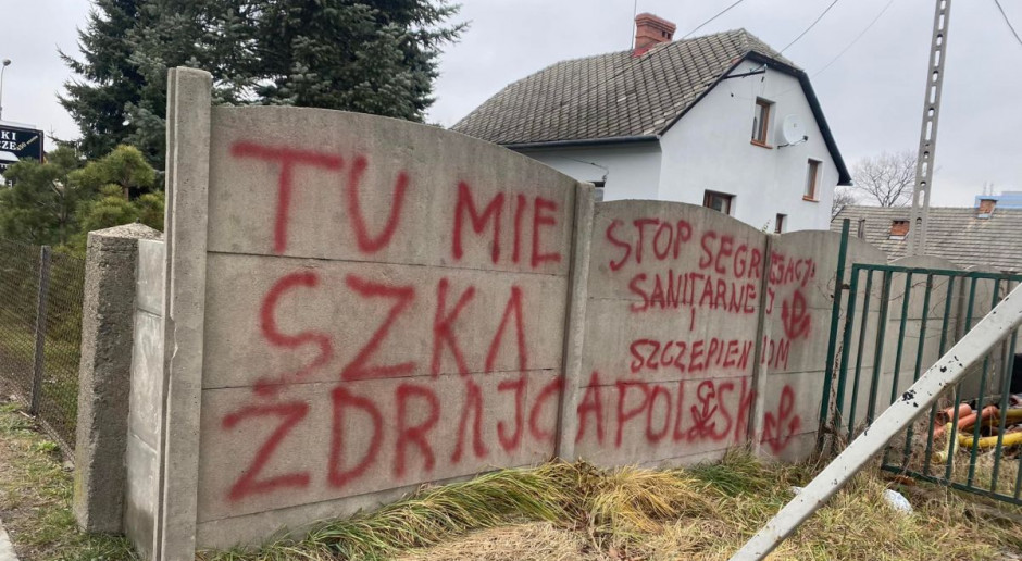 Małopolskie: Policja szuka autora napisów na posesji poseł KO Doroty Niedzieli