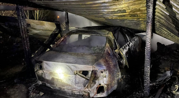 Pożar w gospodarstwie – spłonął samochód i kury
