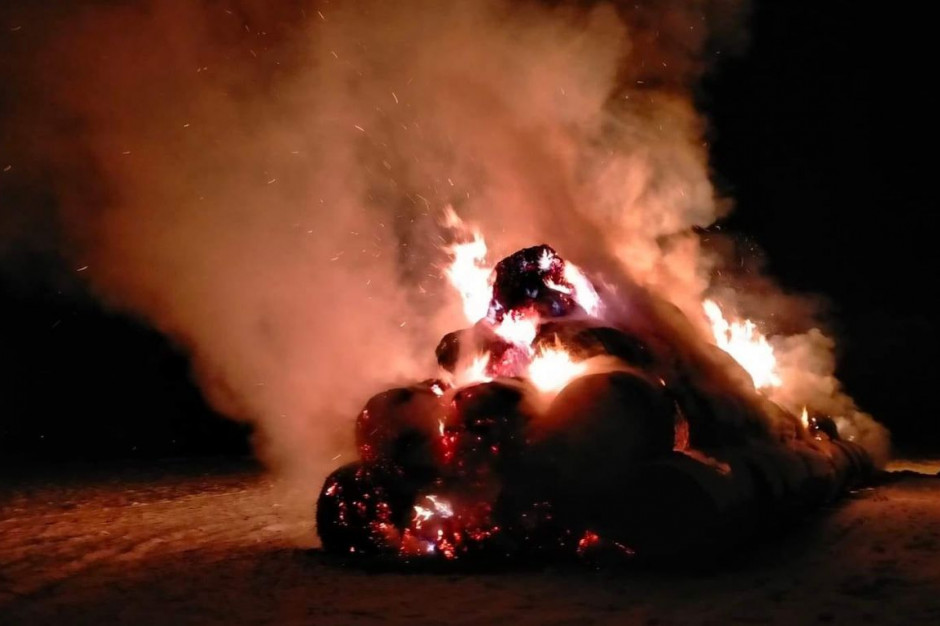 Sterta słomy stanęła w ogniu w środku nocy, Foto: OSP Dziewierzewo