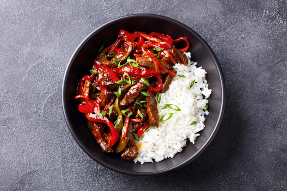 Smażona wołowina  z warzywami i ryżem, fot. Shutterstock