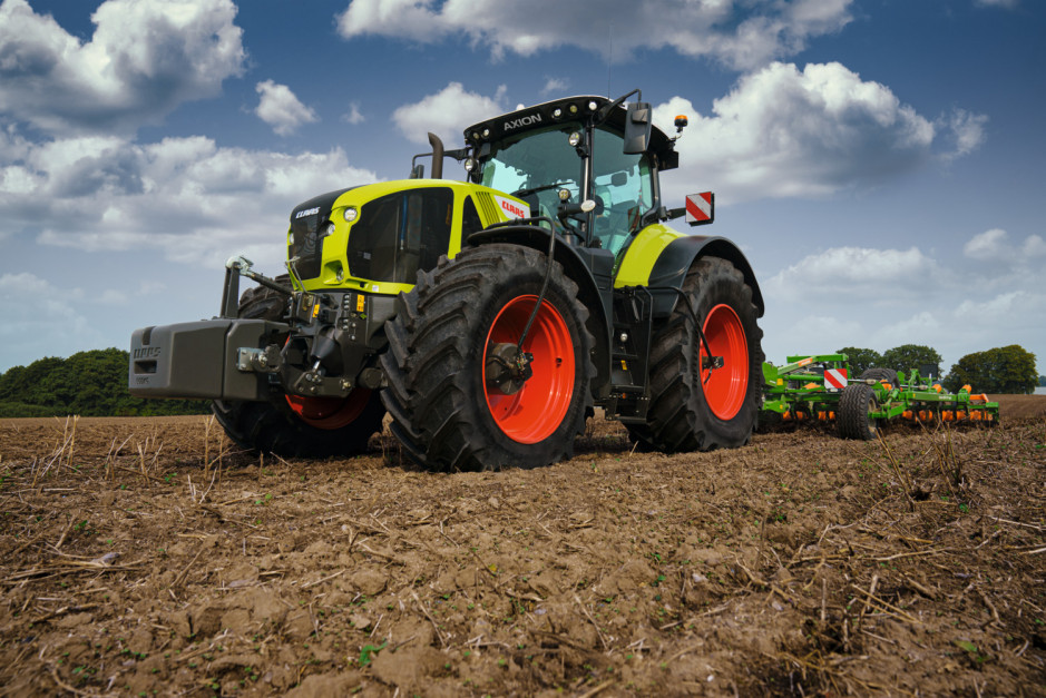 Ciągnik Claas Axion 960 otrzymał od międzynarodowego jury dziennikarzy rolniczych tytuł „Tractor of the Year 2021”. fot. mat. prasowe