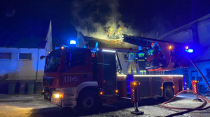 Dziesięć zastępów strażaków gasiło w poniedziałek pożar w stadninie w Bogusławicach, Foto: OSP Wolbórz