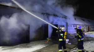 Płonął budynek powozowni, w którym znajdowały się trociny, słoma i powozy, Foto: OSP Wolbórz