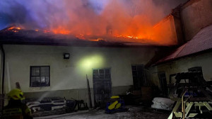 Ogień strawił całkowicie dach budynku,  Foto: OSP Wolbórz