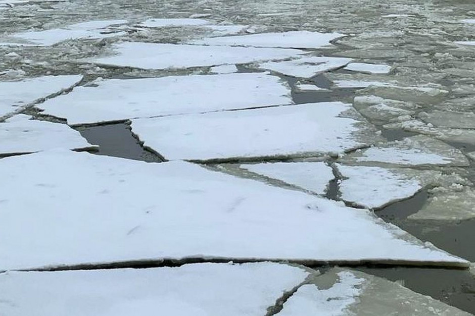 Pod terenowym mercedesem na jeziorze zarwał się lód, foto: archiwum