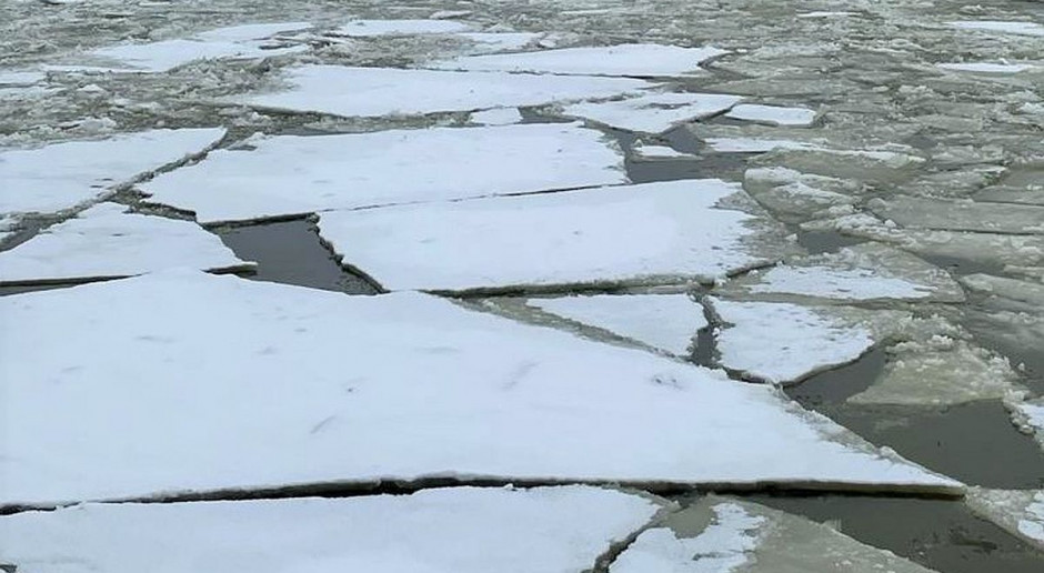 Terenówką po zamarzniętym jeziorze - załamał się lód