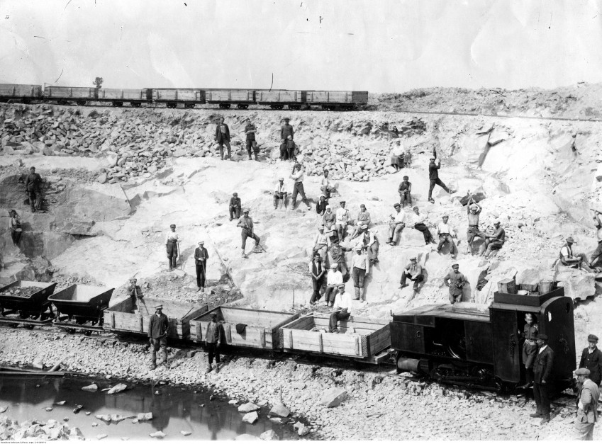 W początkowych latach działalności firmy Deutz produkowano silniki stacjonarne i lokomotywy. Na zdjęciu kolejka wąskotorowa z lokomotywą spalinową Deutz Cmb CXIV w Kamieniołomach granitu Związku Celowego Powiatów Śląskich w Klesowie na Wołyniu w 1934 roku, fot. Narodowe Archiwum Cyfrowe