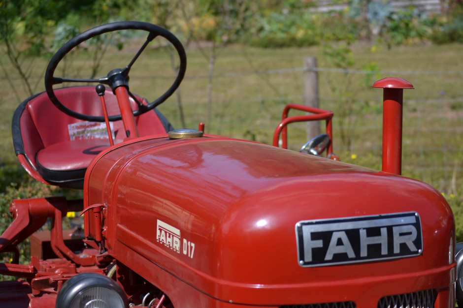 Ciągniki marki Fahr malowano na czerwony kolor, fot. adamsebastian / Pixabay
