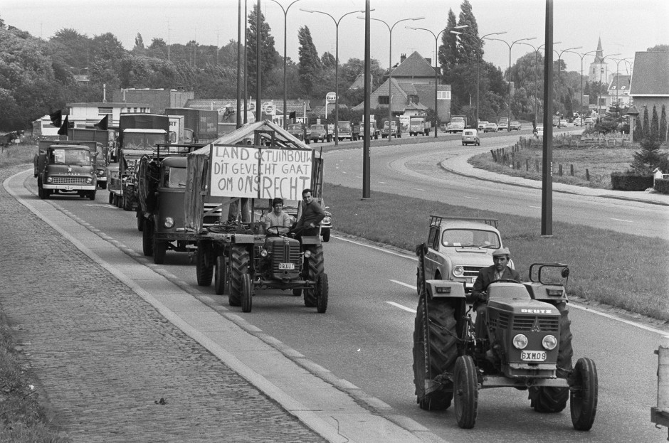 Wrzesień 1974 roku - belgijscy rolnicy demonstrują powodując ogromny korek traktorów i ciężarówek na autostradzie w pobliżu Antwerpii. Na czele (po prawej stronie) widać Deutza serii D-06, fot. Nationaal Archief / Fotocollectie Anefo