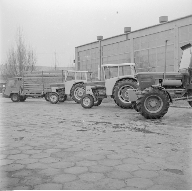 Instytut Mechanizacji i Elektryfikacji Rolnictwa w Kłudzienku. Po prawej stronie widać ciągnik Deutza D-06. Przed nim stoją ciągniki International Harvester. Zapewne pojazdy znalazły się w tym miejscu w ramach testu przed zakupem licencji dla Ursusa w latach 70, fot. Narodowe Archiwum Cyfrowe / Grażyna Rutowska