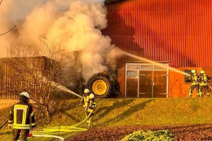Traktor płonął przy oborze, w akcji gaśniczej ranny strażak