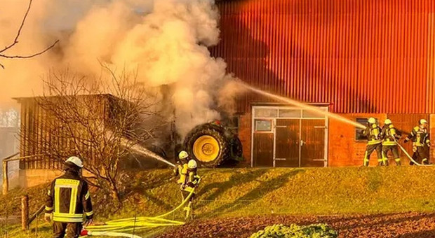 Traktor płonął przy oborze, w akcji gaśniczej ranny strażak