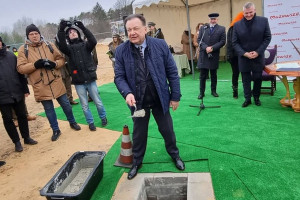 Mazowieckie: Wmurowanie kamienia węgielnego pod nową siedzibę szkoły drzewnej w Garbatce-Letnisku