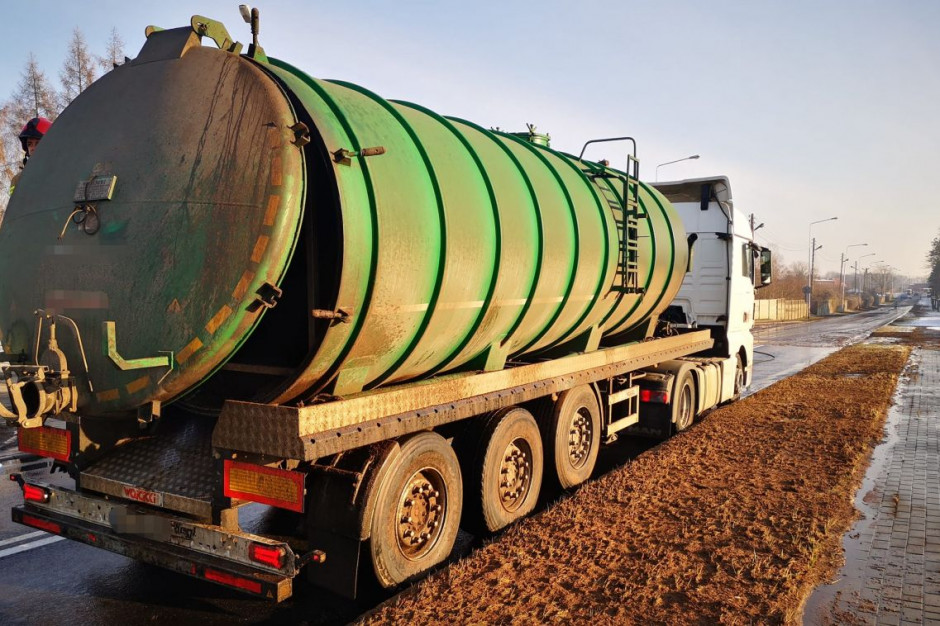 21 ton gnojowicy wyciekło z cysterny na jezdnię, fot. OSP Złocieniec