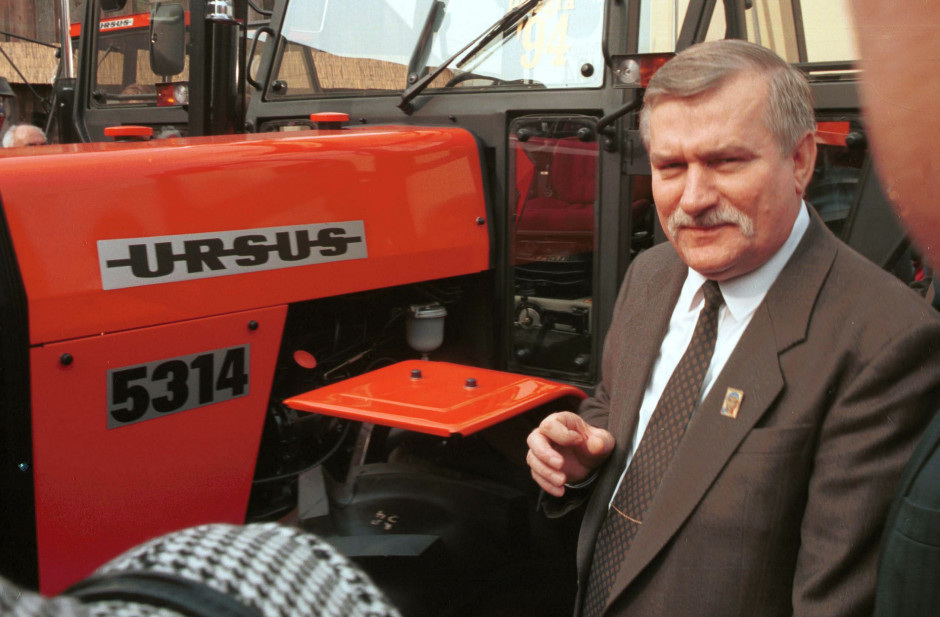 W 1995r. prezydent Lech Wałęsa podczas targów POLAGRA odwiedził stoisko Ursusa. Widać, że był zadowolony z pojazdów polskiej fabryki, fot. PAP-Remigiusz Sikora