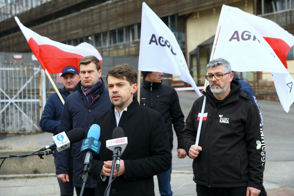 Konferencja prasowa z udziałem poszkodowanych rolników i członków AGROunii, fot. PAP/Rafał Guz