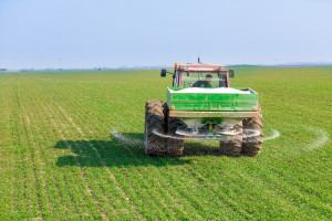 Nowy cennik Agrochem Puławy a ceny u dystrybutorów. Ile kosztują nawozy azotowe i NPK?