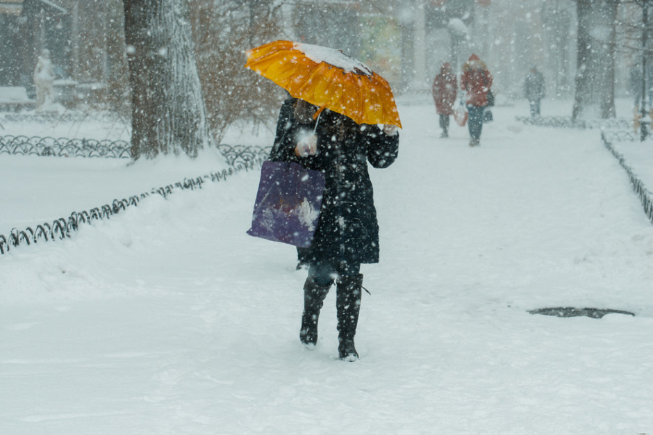śnieg pada od wczesnych godzin rannych. Ok. godz. 8 opady powinny zaniknąć, fot. Shutterstock