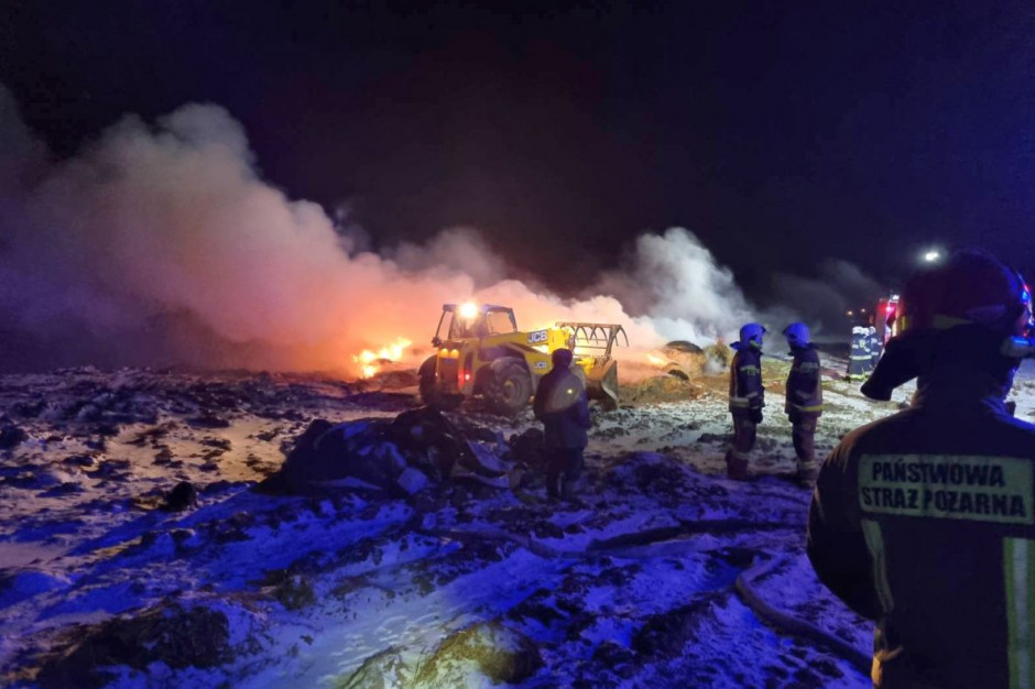 W pożarze spłonęło ponad 40 bel słomy, Fot. KP PSP Konin