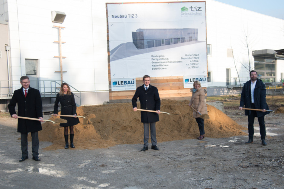 W dniu 11. stycznia 2022 roku Dyrektor Regionalny ds Ekonomii Markus Achleitner wspólnie z trzyosobowym Zarządem i Dyrektorem Zarządzającym TIZ, wbili symboliczną łopatę inaugurując budowę trzeciej części centrum. fot. materiały prasowe Pöttinger