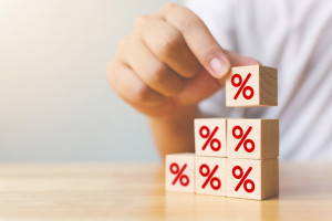 Od jutra obniżka VAT: Co będzie tańsze w Biedronce, Lidlu, Carrefourze i Auchan?