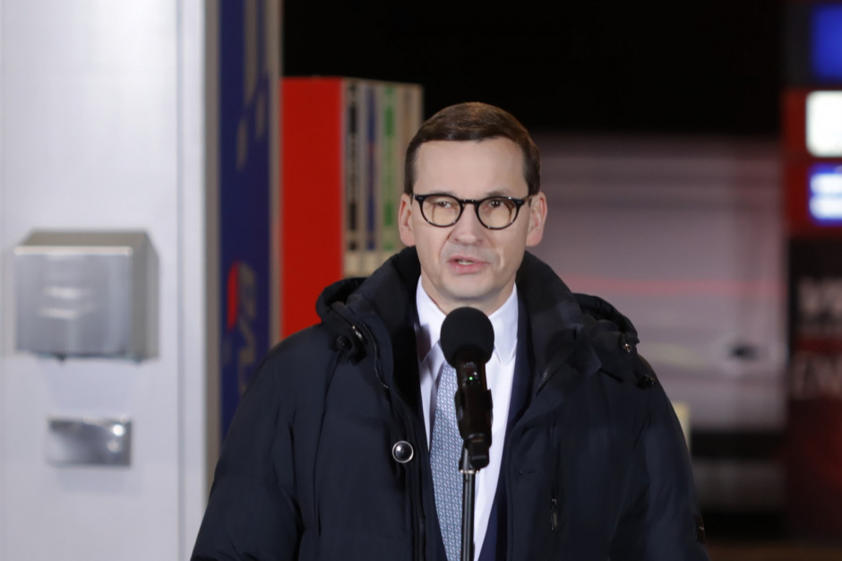 Premier Mateusz Morawiecki podczas briefingu prasowego na jednej ze stacji Paliw Orlen w Warszawie, fot. PAP/Albert Zawada