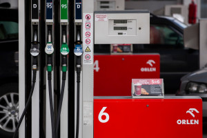 Analityk: Obniżka VAT na paliwa oddala konieczności redukowania marży przez Orlen