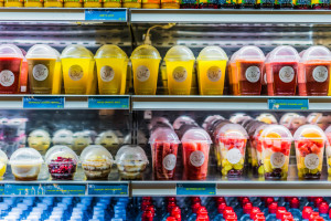 Plastikowe opakowania na żywność przyczyniają się do otyłości? Nowe badania są jednoznaczne