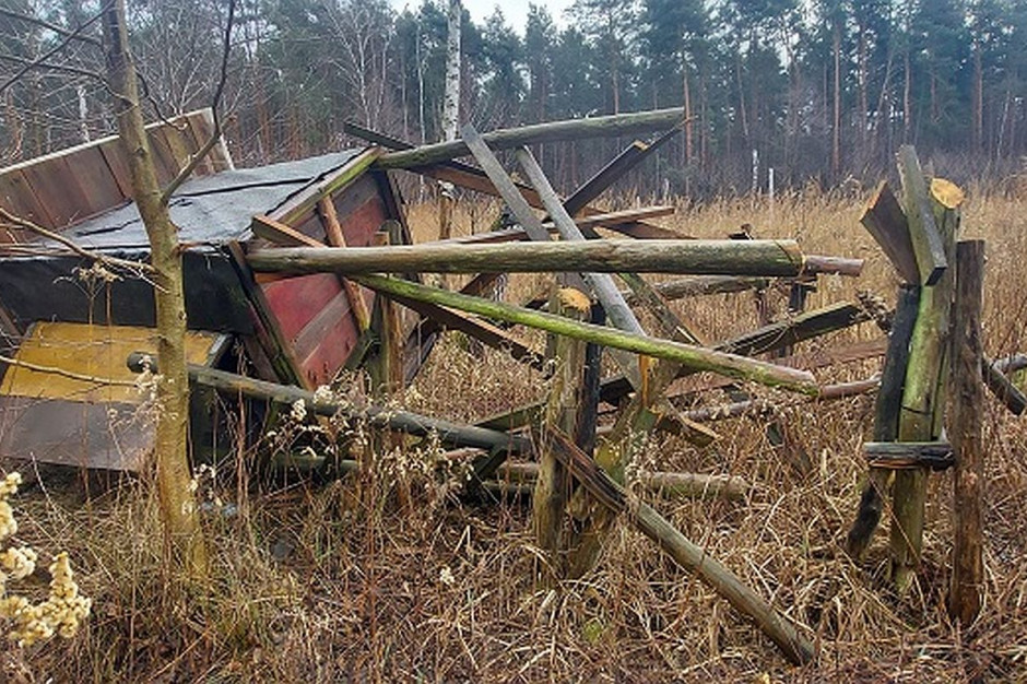 Wandale zniszczyli trzy ambony w lesie pod Wieliczwem, fot. Wojskowe Koło Łowieckie nr 347