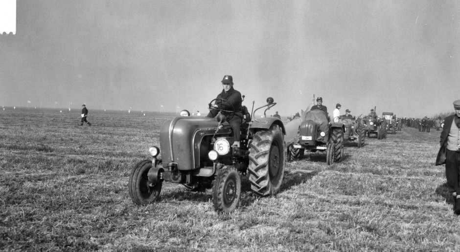 Zawody rolnicze w Holandii w 1965 roku. Ciągniki Porsche-Diesel Super wyposażone w pługi wyjeżdżają na pola, fot. Fotocollectie Anefo / Nationaal Archief