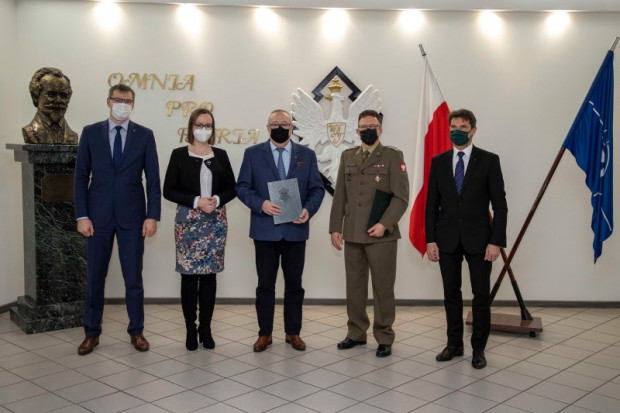 W spotkaniu uczestniczyli przedstawiciele Centrum Transferu Technologii WAT – dr hab. inż. Adam Bartnicki, dyrektor oraz dr inż. Bogusława Gradzik, broker technologii. Polską Izbę Gospodarczą Maszyn i Urządzeń Rolniczych reprezentował także dyrektor zarządzający Michał Spaczyński. fot. materiały prasowe Wojskowa Akademia Techniczna wesprze działalność przemysłu rolniczego