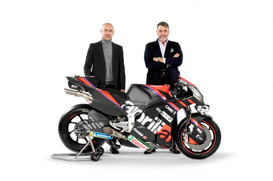 Marco Lombardi - szef marketingu Case IH i Steyr Europe oraz Mirco Romagnoli - wiceprezes Case IH i Steyr Europe przy motocyklu Aprilia Racing, fot. mat. prasowe CNH Industrial