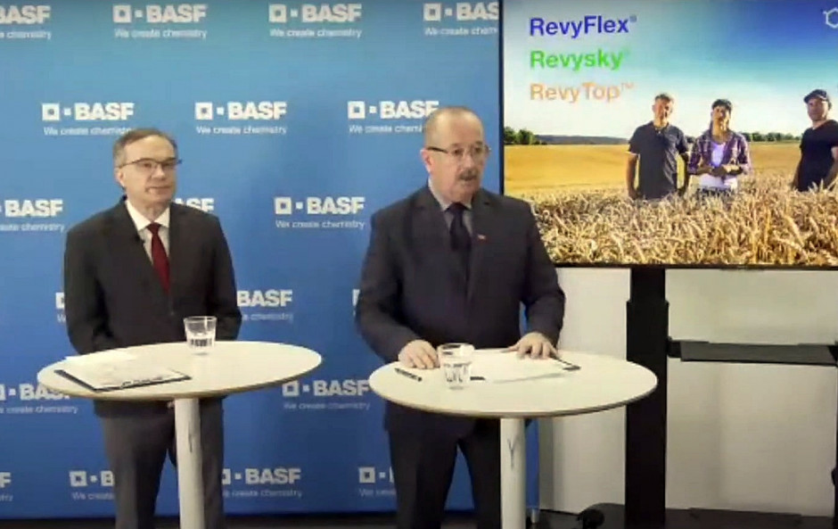 prof. Witold Szczepaniak z UP w Poznaniu (z lewej) oraz dr Witold Łykowski BASF screen z webinarium