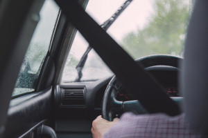 Przelotny deszcz i śnieg oraz porywisty wiatr może utrudniać jazdę