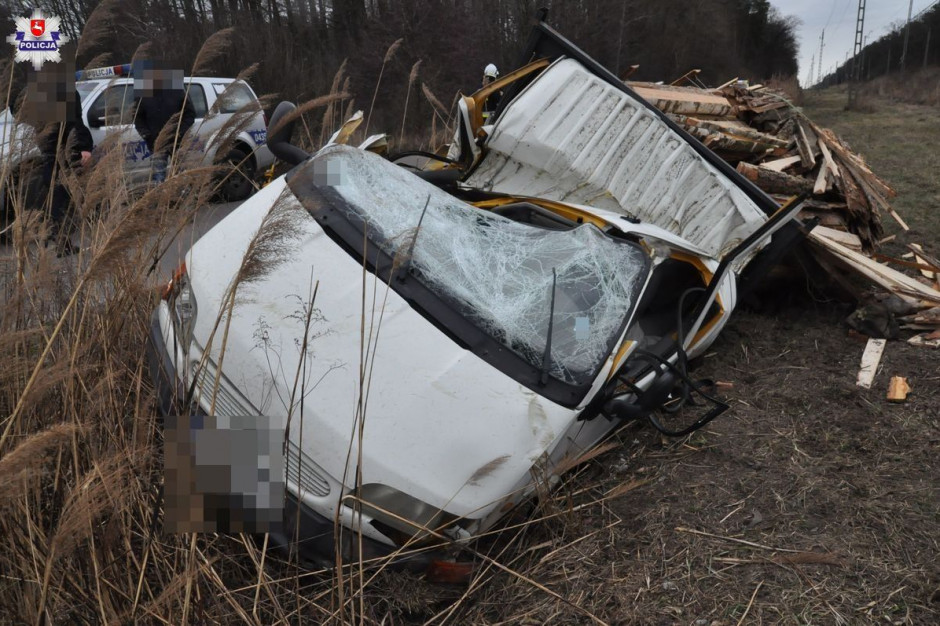 Na Lubelszczyźnie złamane drzewo przygniotło samochód, kierowca zmarł, Foto: Policja