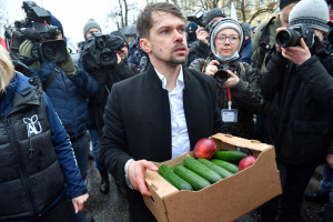 Premier dostał karton ogórków i skrzynkę jabłek od Agrounii. Czy traktory wyjadą z Warszawy?