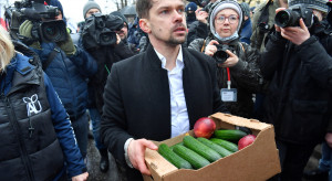 Premier dostał karton ogórków i skrzynkę jabłek od Agrounii. Czy traktory wyjadą z Warszawy?