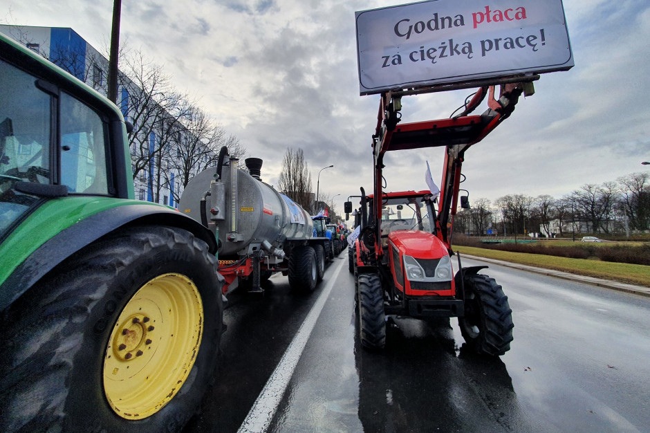 Wieczorem rolnicy podjęli decyzję, że kończą protest i wracają traktorami do domów, fot. K.Pawłowski