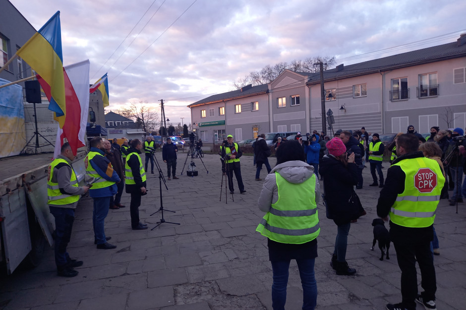 Wiec w podwarszawskim Teresinie przeciw budowie CPK przerodził się w manifestację poparcia dla Ukrainy,