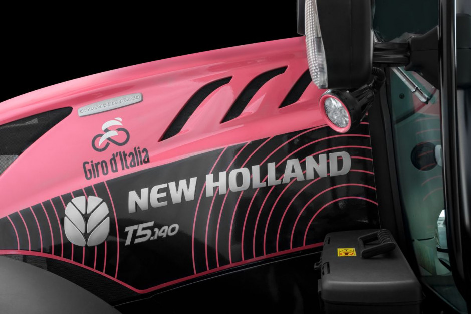 Ciągnik New Holland w koszulce lidera Giro d’Italia fot. mat. prasowe