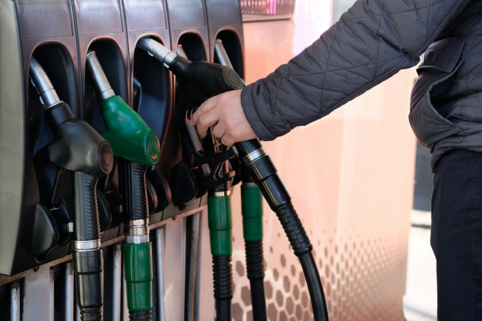 Z powodu rosnących cen ropy na światowych giełdach ceny paliw w Polsce wciąż mocno szybują w górę. Foto. Shutterstock