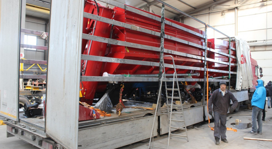 Przygotowanie maszyny do transportu w fabryce Zavod Kobzarenko w m. Lipova Dolina w obwodzie sumskim. Ukraina, luty 2018 r., fot.kh