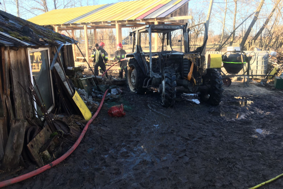 Ogień zniszczył ciągnik marki renault, Foto: PSP Chełm
